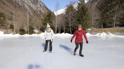 Ice skating in Valles