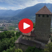 Schloss Tirol aus der Luft