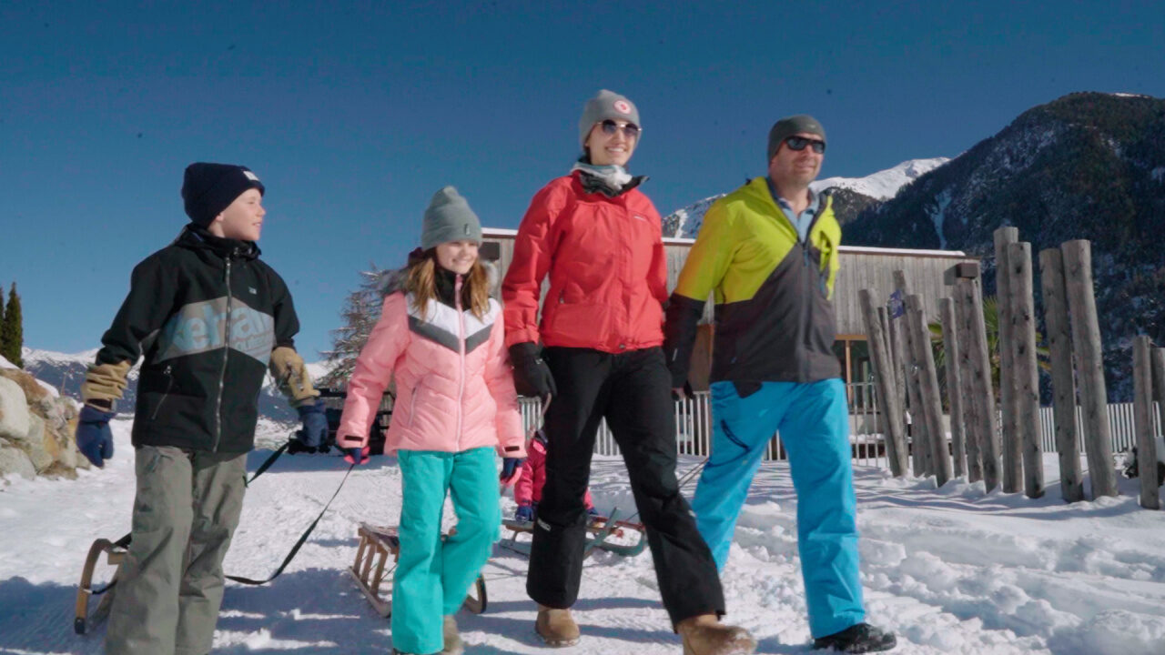 Tobogganing in Avinga Valley - Peer.tv