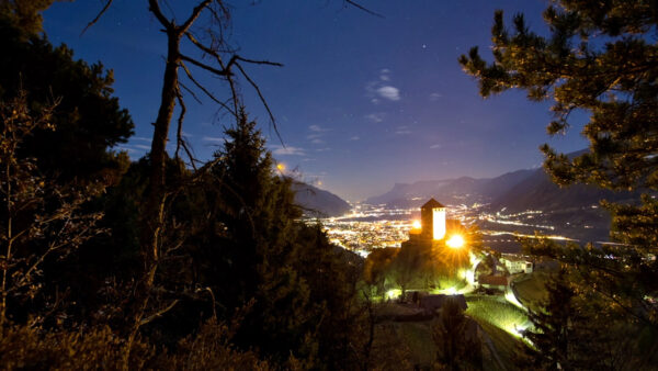 Sonnenuntergang bei Schloss Tirol